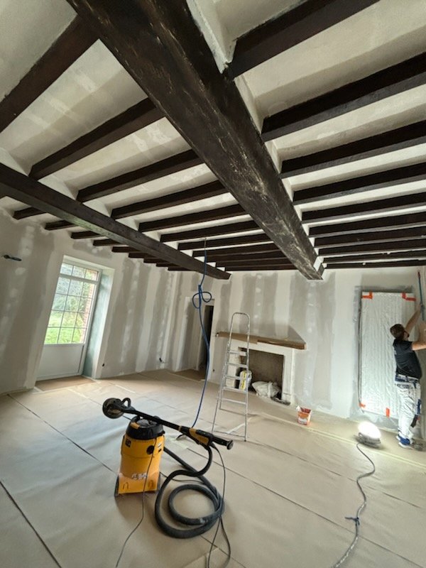 Avant — pièce en cours de rénovation