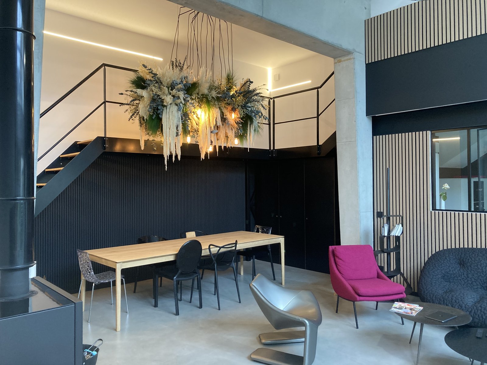Espace loft rénové, lambris noir et mur peint sur deux niveaux